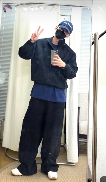 穿白敬亭同款蓝T恤自拍 章若楠疑被攻击急删照片