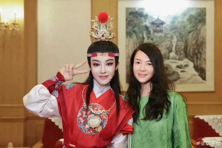 章子怡捧场陈丽君越剧　笑认与女儿被圈粉