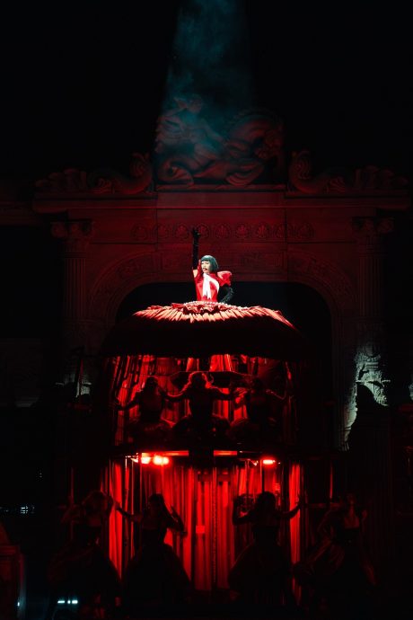 红衣添白绶带致敬狮城　女神卡卡脚戴护膝疑受伤