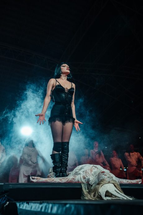 红衣添白绶带致敬狮城　女神卡卡脚戴护膝疑受伤