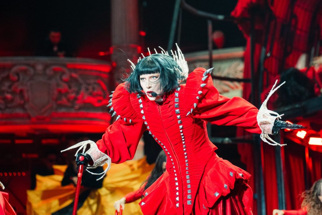 红衣添白绶带致敬狮城　女神卡卡脚戴护膝疑受伤