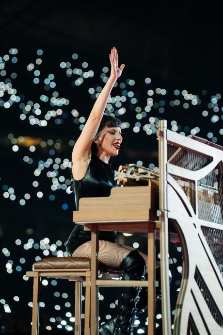 红衣添白绶带致敬狮城　女神卡卡脚戴护膝疑受伤