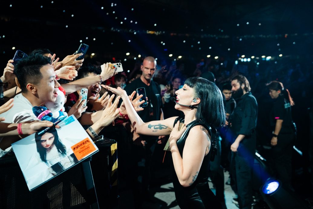 红衣添白绶带致敬狮城　女神卡卡脚戴护膝疑受伤