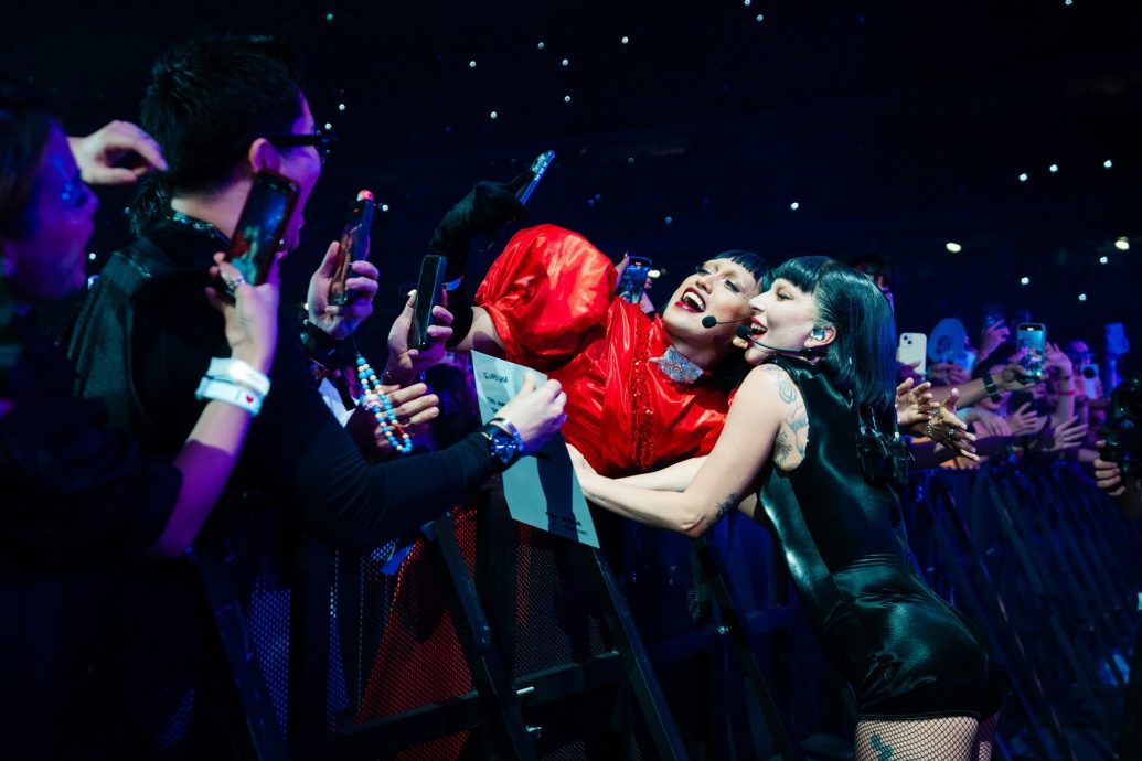 红衣添白绶带致敬狮城　女神卡卡脚戴护膝疑受伤