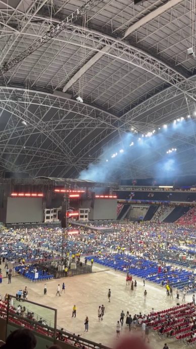 红衣添白绶带致敬狮城　女神卡卡脚戴护膝疑受伤