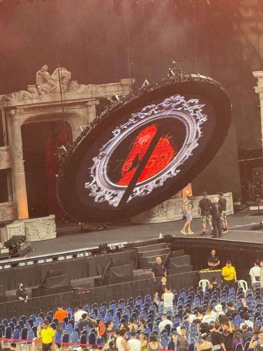 红衣添白绶带致敬狮城　女神卡卡脚戴护膝疑受伤