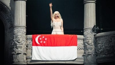 女神卡卡新加坡开唱前后台突冒烟  观众：烤沙爹吗？