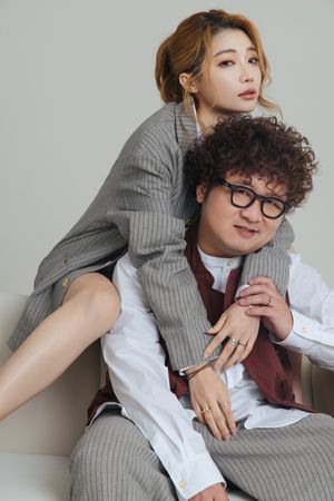 纳豆依依今晚办喜宴 席开50桌宾客名单曝光