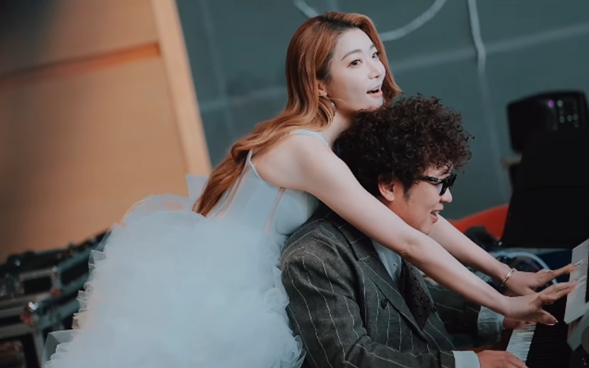 纳豆依依今晚办喜宴 席开50桌宾客名单曝光