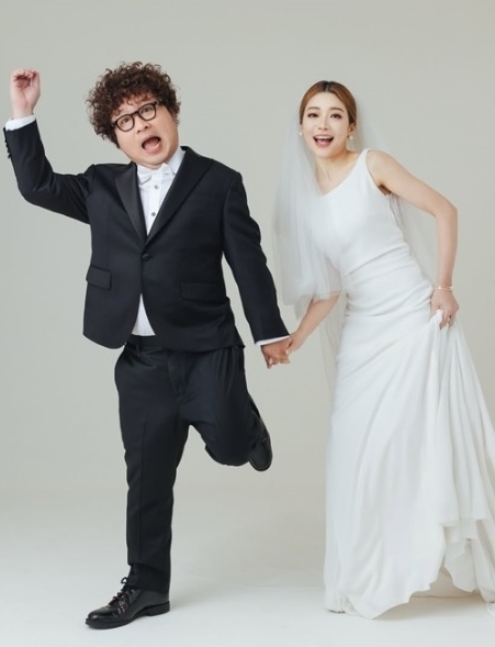 纳豆依依今晚办喜宴 席开50桌宾客名单曝光