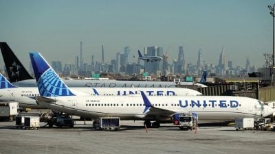 美国纽瓦克机场大量航班延误取消  FAA指航空交通管制员短缺