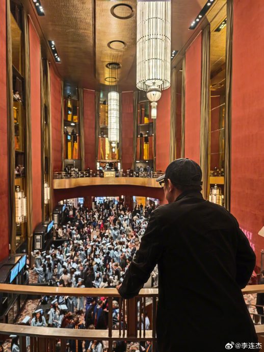 纽约参加幼女毕业典礼 李连杰被影迷围堵偷溜