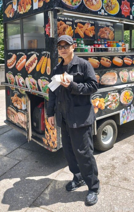 纽约参加幼女毕业典礼 李连杰被影迷围堵偷溜