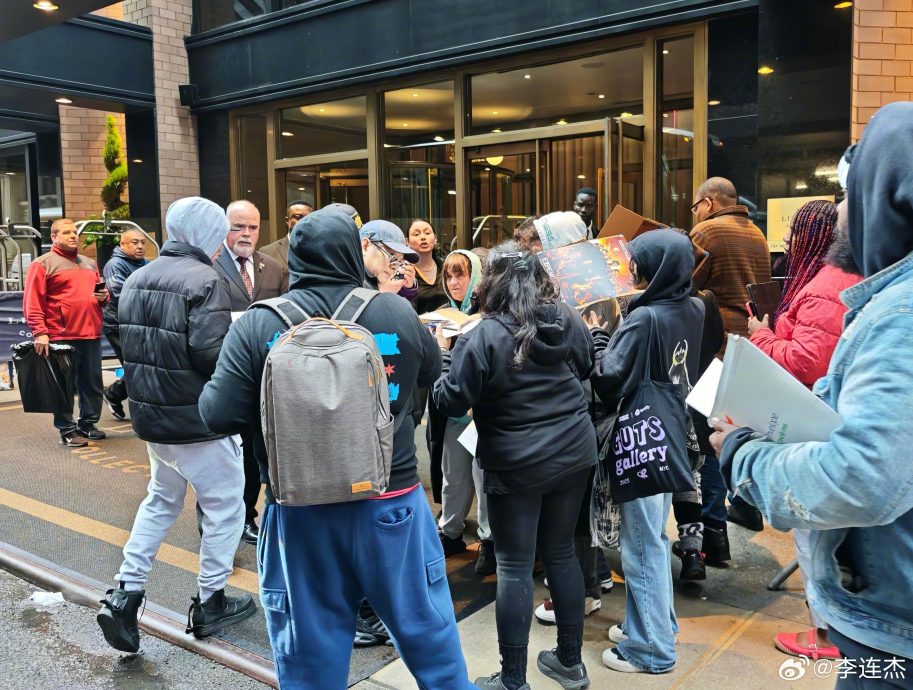 纽约参加幼女毕业典礼 李连杰被影迷围堵偷溜