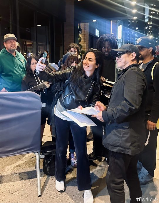 纽约参加幼女毕业典礼 李连杰被影迷围堵偷溜