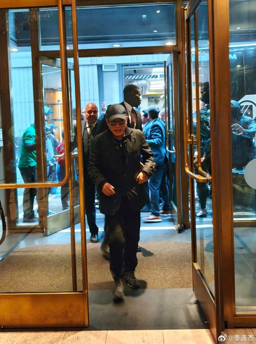 纽约参加幼女毕业典礼 李连杰被影迷围堵偷溜