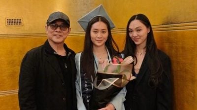 参加幼女毕业礼“人生高光”   李连杰自嘲没小学文凭