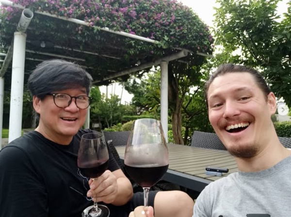 结婚消息外泄 周华健混血儿晒婚照证实喜讯