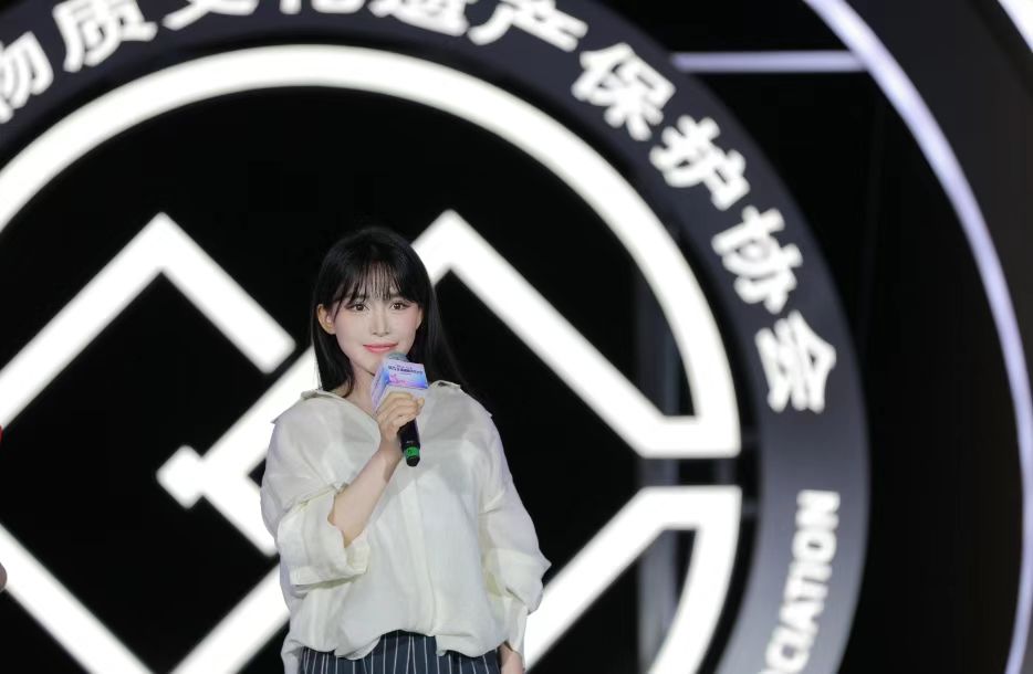 网红李子柒任非遗推广大使 吁青年弘传统文化