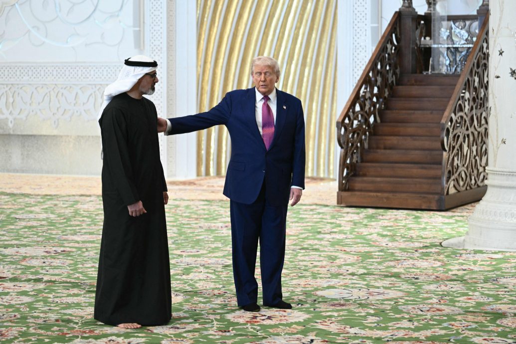 罕有到访阿联酋清真寺　特朗普脱鞋赞叹伊斯兰文化 