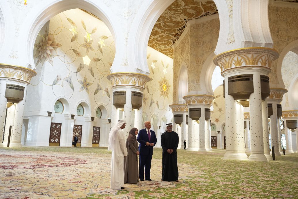 罕有到访阿联酋清真寺　特朗普脱鞋赞叹伊斯兰文化 