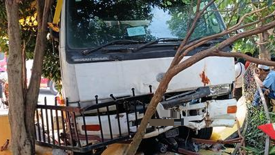 视频 | 疑制动器故障失控  罗里撞摩托 骑士卷车底死