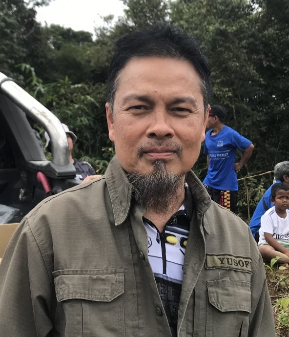 罗里撞毙小公象 母象不肯离开