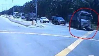 罗里撞等候交通灯的摩托车 骑士当场身亡