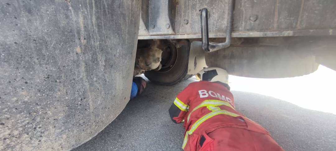 罗里撞等候交通灯的摩托车·骑士当场身亡