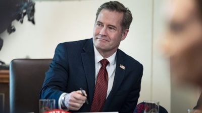 美国国安顾问丢官是因为和“他”走得太近