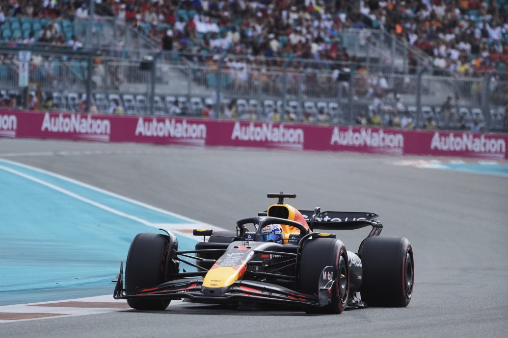 美国站F1|迈凯轮队包办冲刺赛冠亚军  诺里斯乱战中称霸