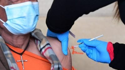 美拟限65岁以上与高风险族群打冠病疫苗加强针