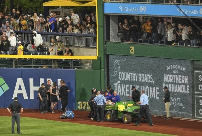 美职棒惊魂一幕！男球迷从6公尺看台坠落中断比赛