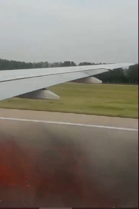 美联航波音客机北京起飞时引擎喷火 急刹中断起飞