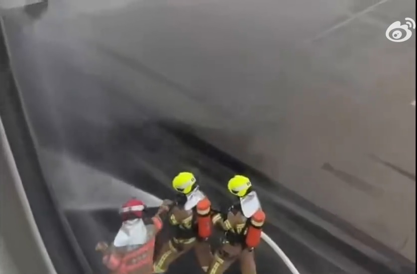 美联航波音客机北京起飞时引擎喷火 急刹中断起飞