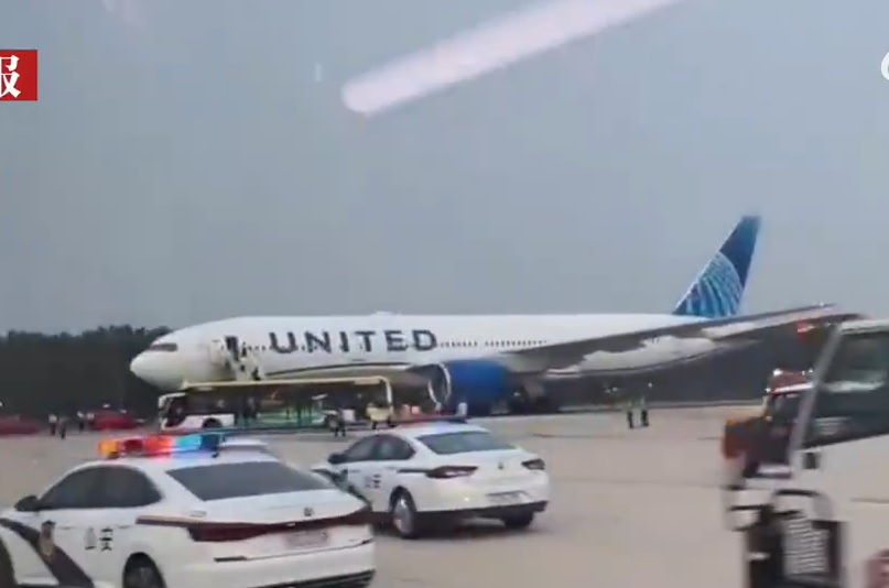 美联航波音客机北京起飞时引擎喷火 急刹中断起飞
