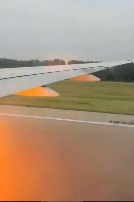 美联航波音客机北京起飞时引擎喷火 急刹中断起飞