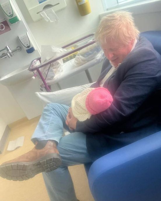 老来得女!英国前首相约翰逊迎来第9个小孩