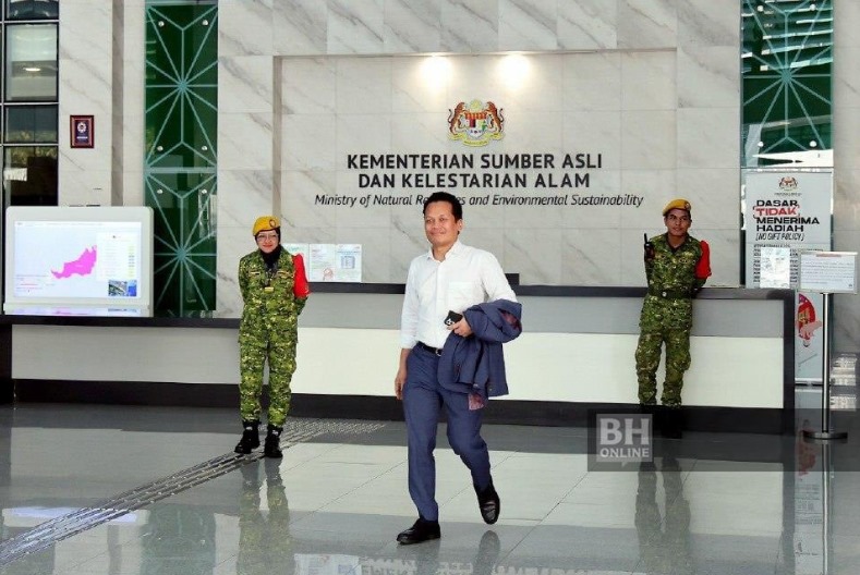 聂纳兹米，今日面带笑容离开环境部办公室。