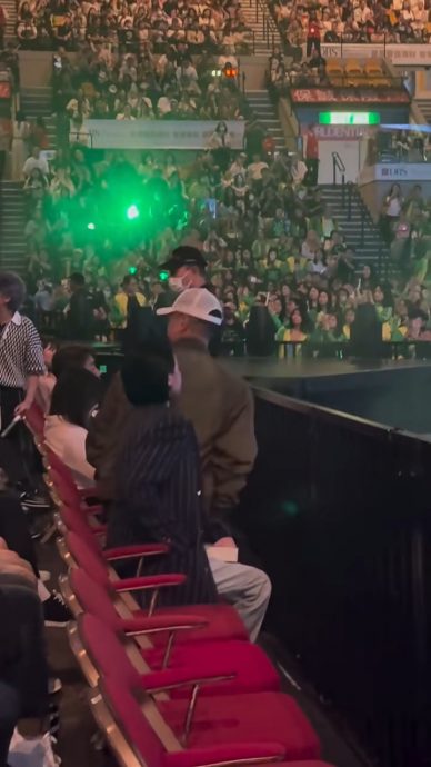 胡杏儿与老公零互动 拍拖看林峰个唱被质疑“演戏”