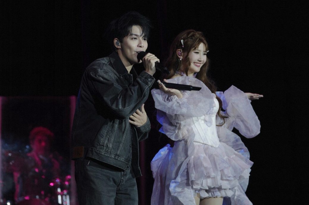 自弹自唱突断讯求救场 朱主爱泪洒音乐会