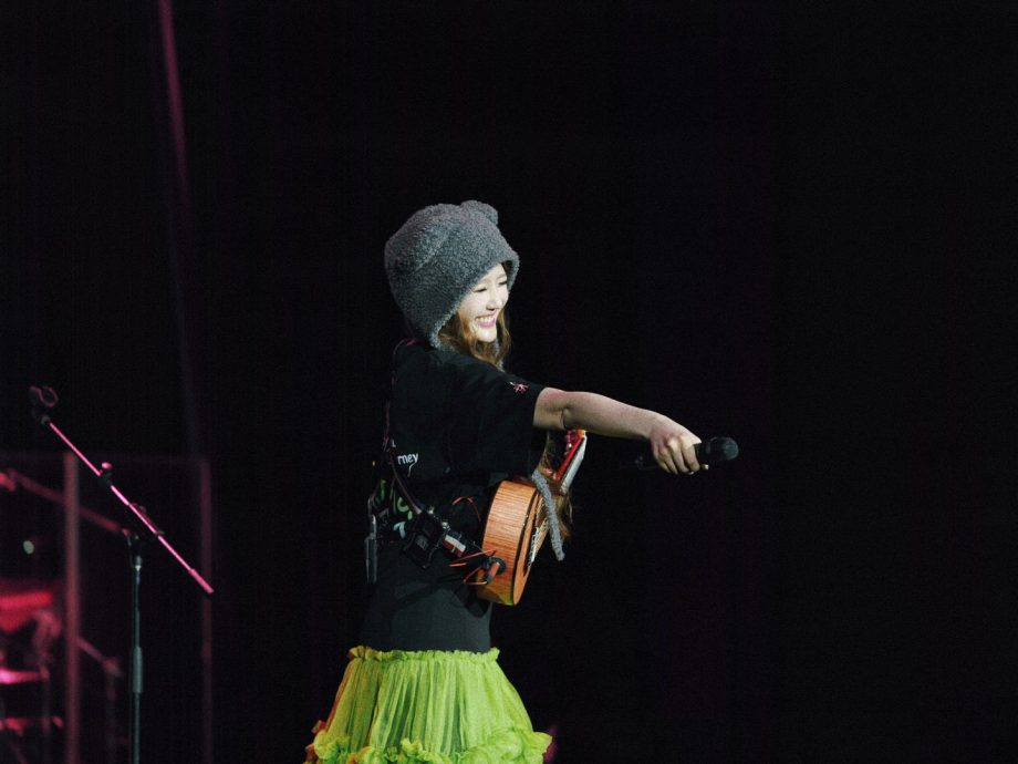 自弹自唱突断讯求救场 朱主爱泪洒音乐会