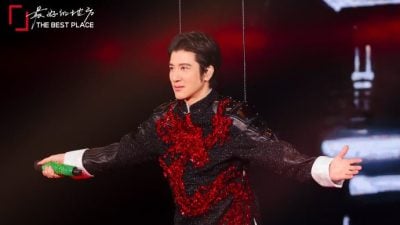 舞台机关突下降 王力宏踩空险摔倒