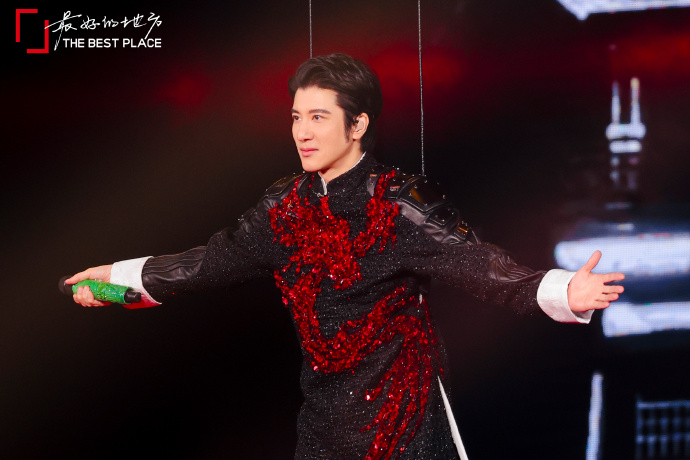 舞台机关突下降 王力宏踩空险摔倒