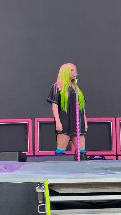 艾薇儿发福开巡唱 网呼“变成张惠妹了”