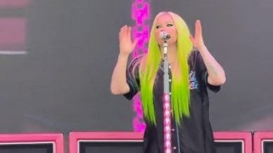 视频| 艾薇儿病愈开唱肿一圈  网呼：以为是阿妹