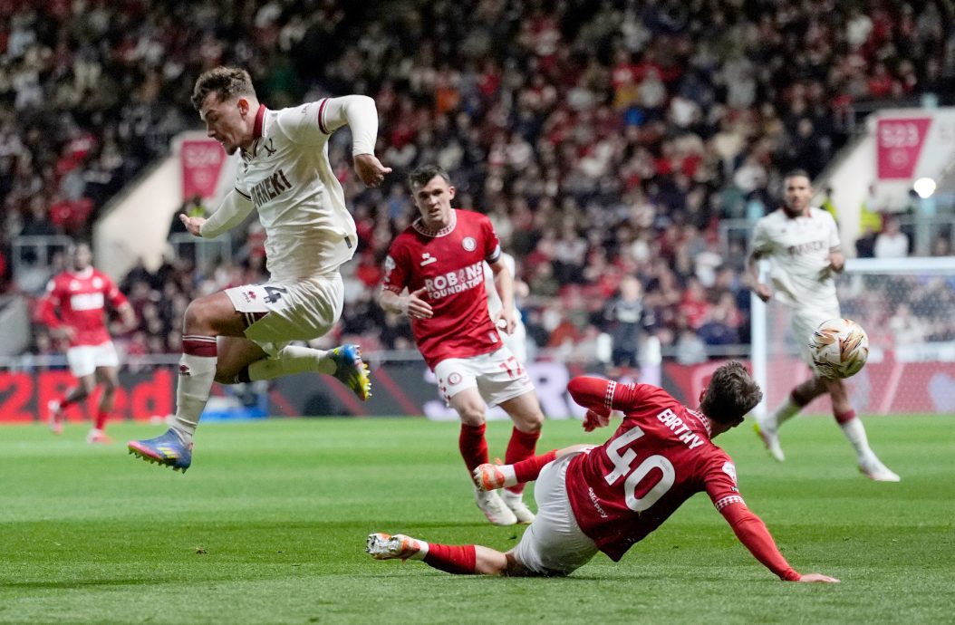 英冠升级附加赛| 客场3球完胜布里斯托城  谢联一只脚踏入温布利球场