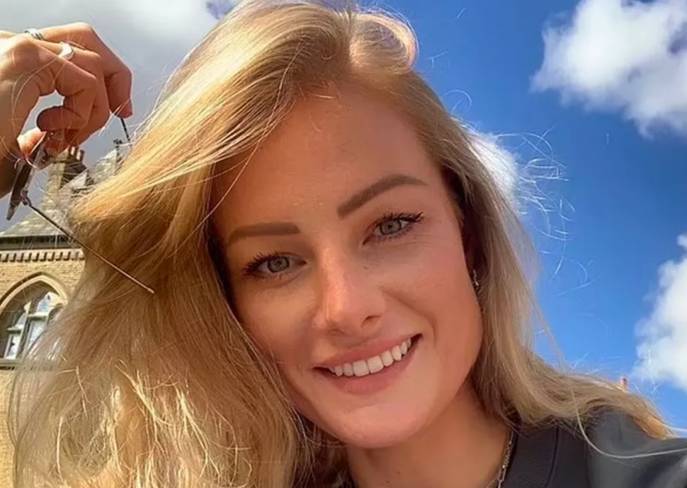 英国32岁女子跳伞“故意不开伞包”重摔死亡 尸体躺农地