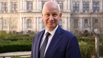 会说流利中文 英任命前港督之子任驻华大使