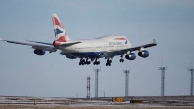 英航347人客机恐怖起火 原因竟是飞行员左右不分